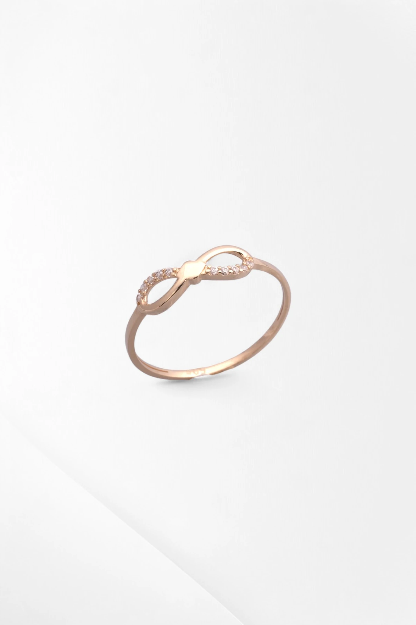 Sonsuz Aşkın Simgesi: 14 Ayar Rose Altın Taşlı Minimalist Sonsuzluk Yüzüğü 19 Ölçü 0,85 GR Ürün Kodu: YZ08644