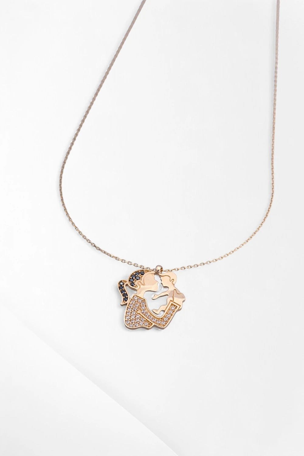 14 Ayar Altın Taşlı Anne Bebek Kolye: Sonsuz Sevgi Bağını Yansıtan Anlamlı Tasarım 2,61 GR Ürün Kodu: KLY5462