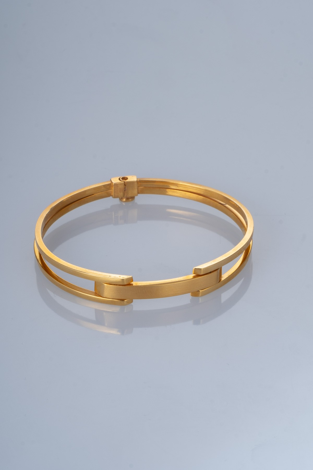 Modern Zarafet: 22 Ayar Altın Çift Hatlı Geometrik Bilezik 13,04 GR Ürün Kodu: KLP2399