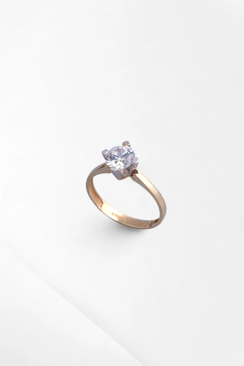 Aşkın Klasik Simgesi: 14 Ayar Çift Renkli Zirkon Tektaş Yüzük 2,34 GR Ürün Kodu: YZ07915