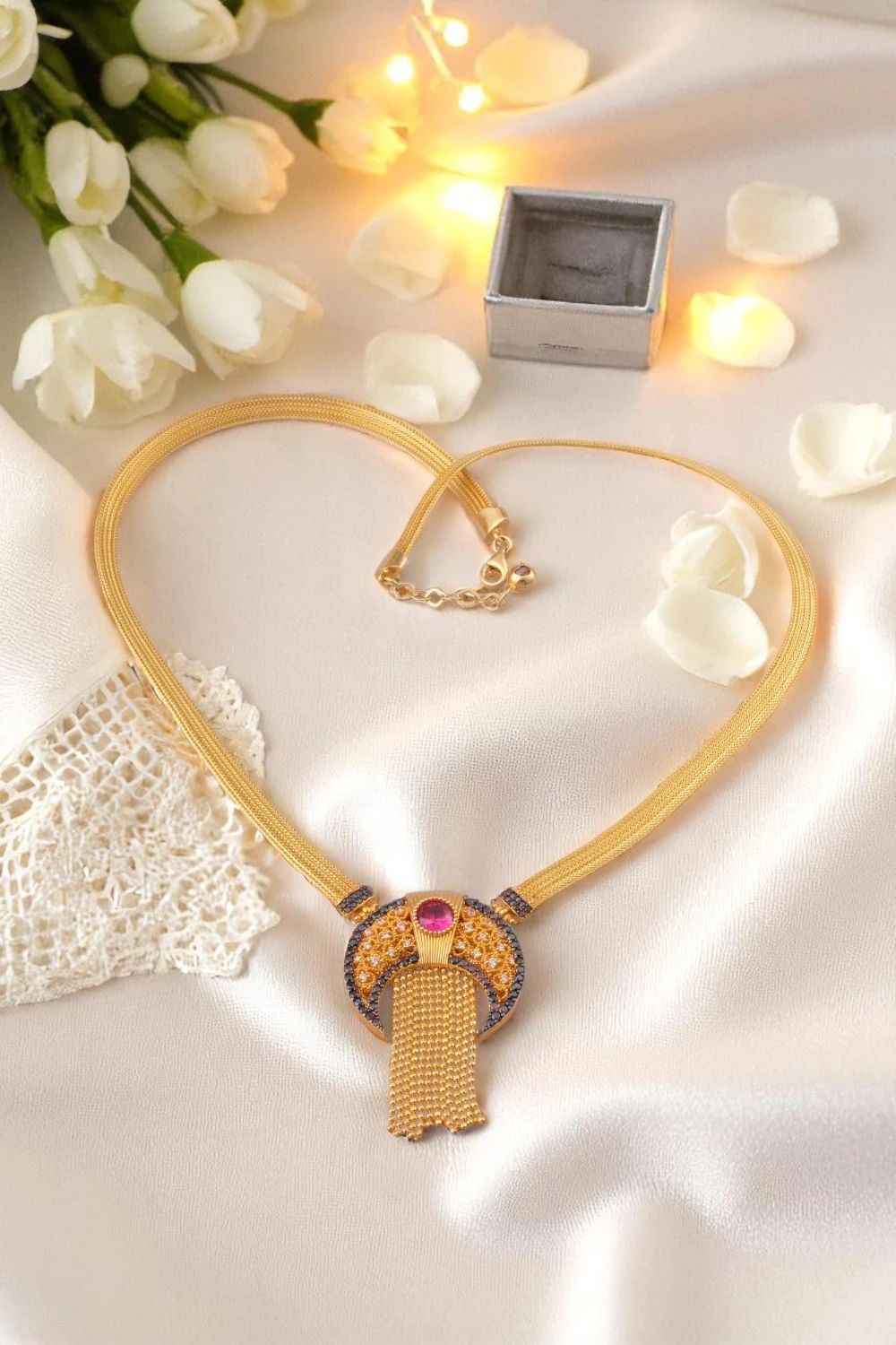 Püsküllü Hilal Motifli Renkli Taşlı 14 Ayar Altın Kolye - Alimoğlu Kuyumculuk 19,92 GR Ürün Kodu: GRD1356