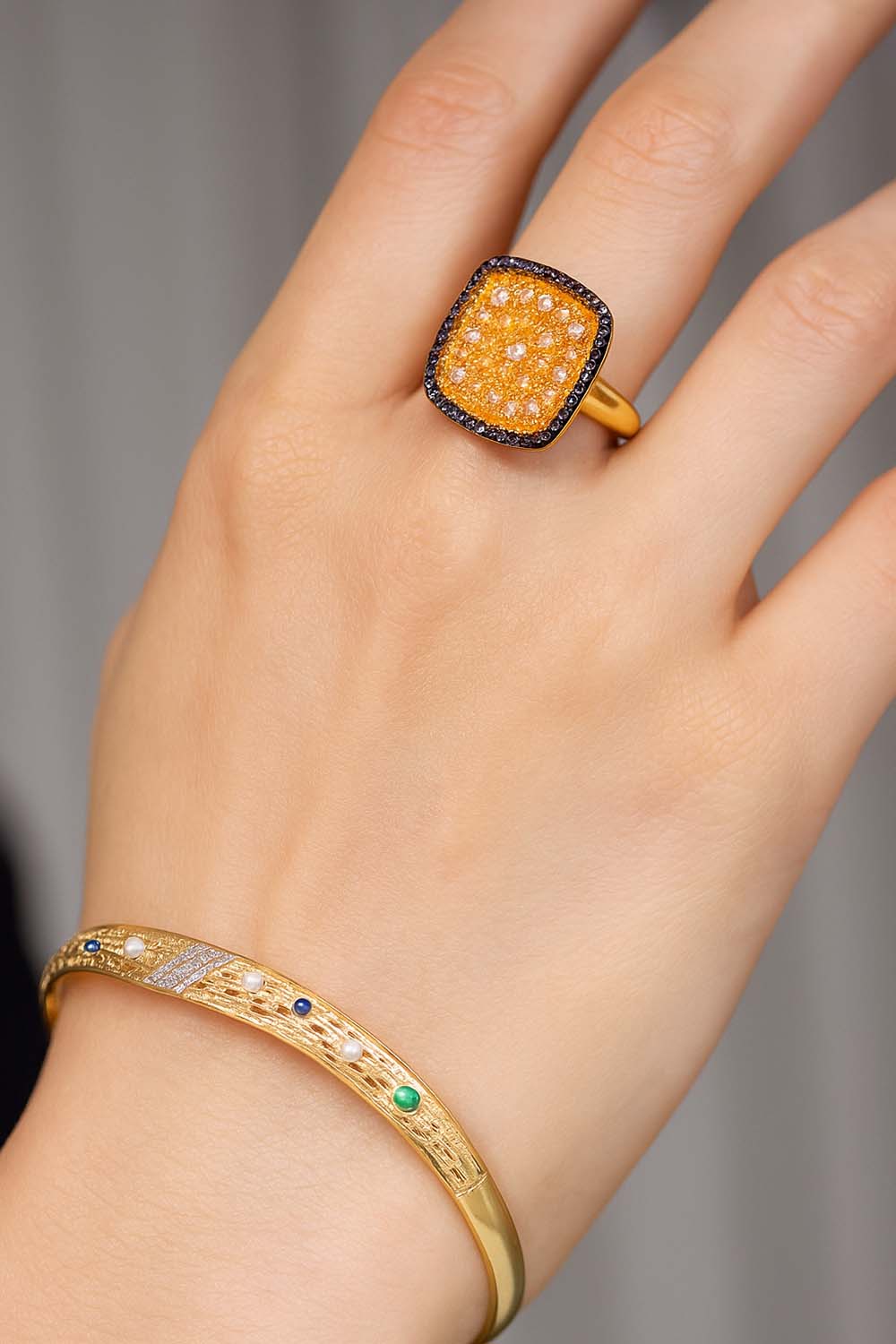 Çilek Konsept İmzalı: 14 Ayar Altın Sarı Işıltılı ve Siyah Taş Çerçeveli Kare Tasarım Yüzük 3,15 GR Ürün Kodu: YZ08277