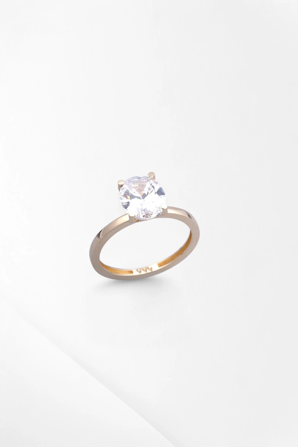 Zarafetin Oval Dokunuşu: 14 Ayar Altın Oval Kesim Zirkon Tektaş Yüzük 2,60 GR