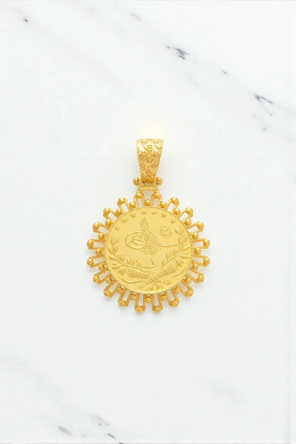 Geleneksel Zarafet: 22 Ayar Altın Çerçeveli Tuğralı Kolye Ucu 4,95 gr Ürün Kodu: KLY4949