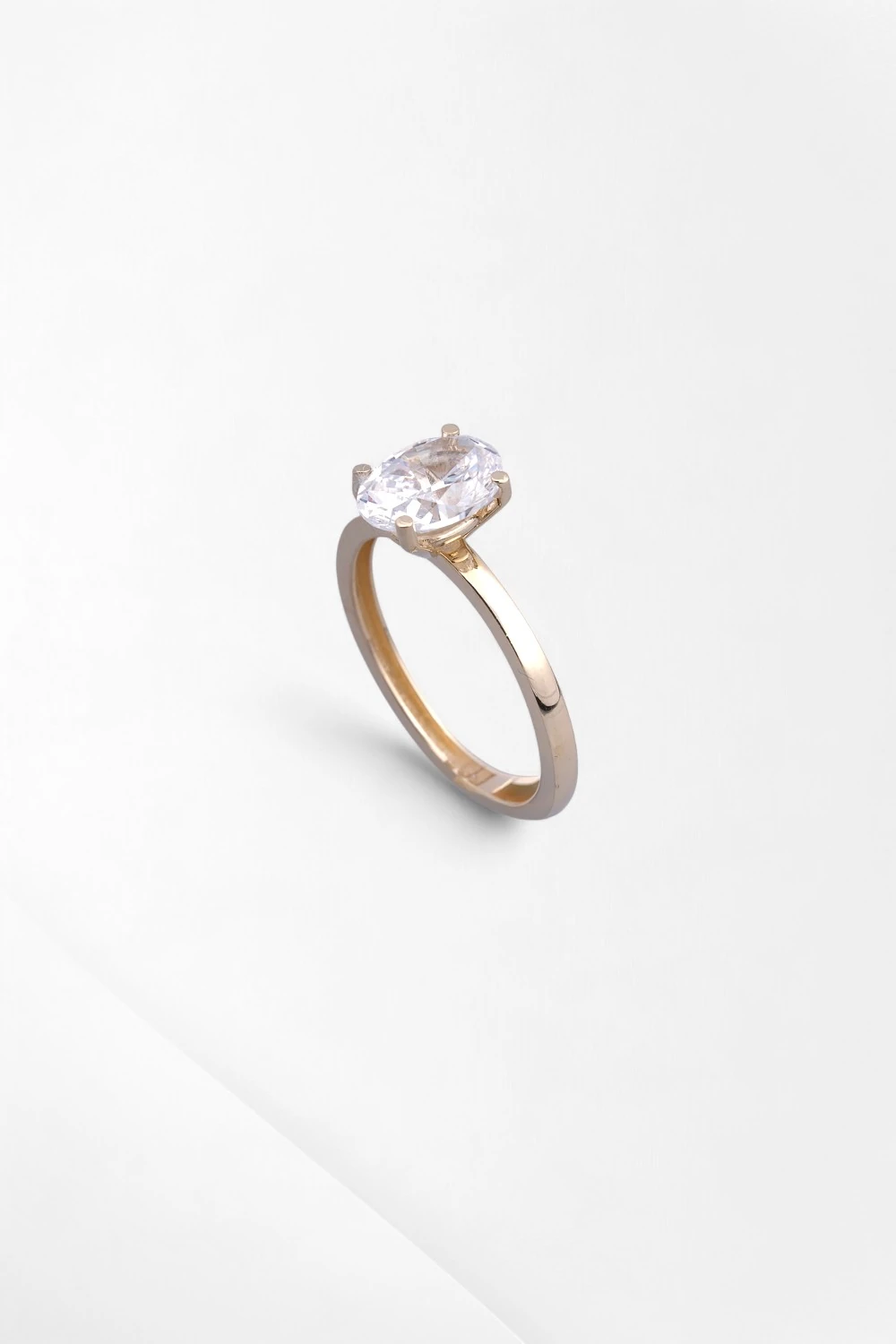 Zarafetin Oval Dokunuşu: 14 Ayar Altın Oval Kesim Zirkon Tektaş Yüzük 2,30 GR Ürün Kodu: YZ08572