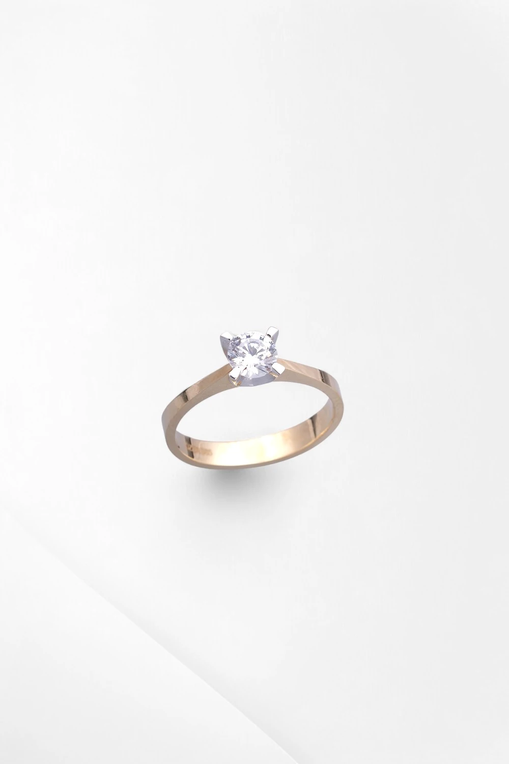 Zamansız Zarafet: 14 Ayar Çift Renkli Klasik Tektaş Yüzük 2,68 GR Ürün Kodu: YZ06425