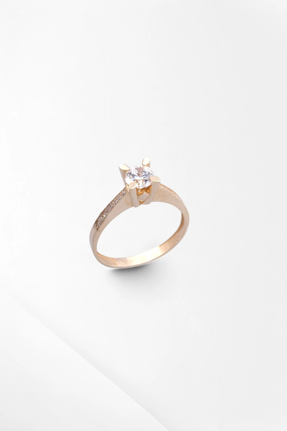 Işıltılı Zarafet: 14 Ayar Altın Sıra Taşlı Tektaş Yüzük 2,68 GR Ürün Kodu: YZ06172