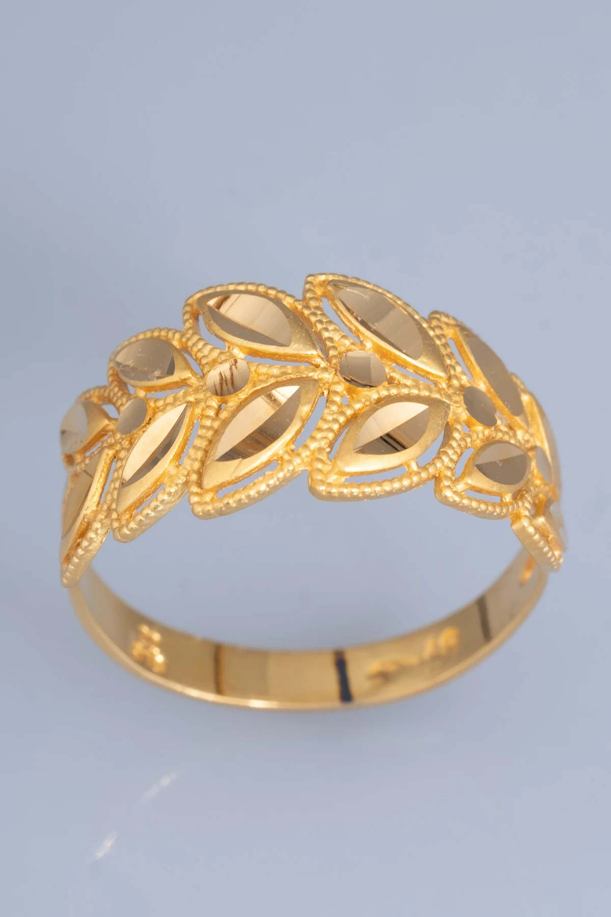 22 Ayar Altın Yaprak Motifli Zarif Yüzük 3,87 GR Ürün Kodu: YZ07441