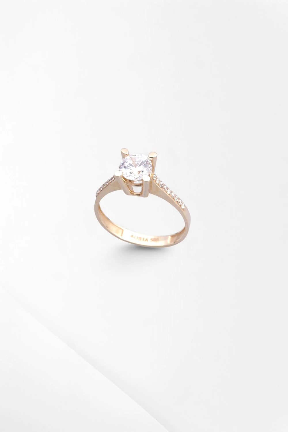 Işıltılı Zarafet: 14 Ayar Altın Sıra Taşlı Tektaş Yüzük 2,60 GR Ürün Kodu: YZ07430