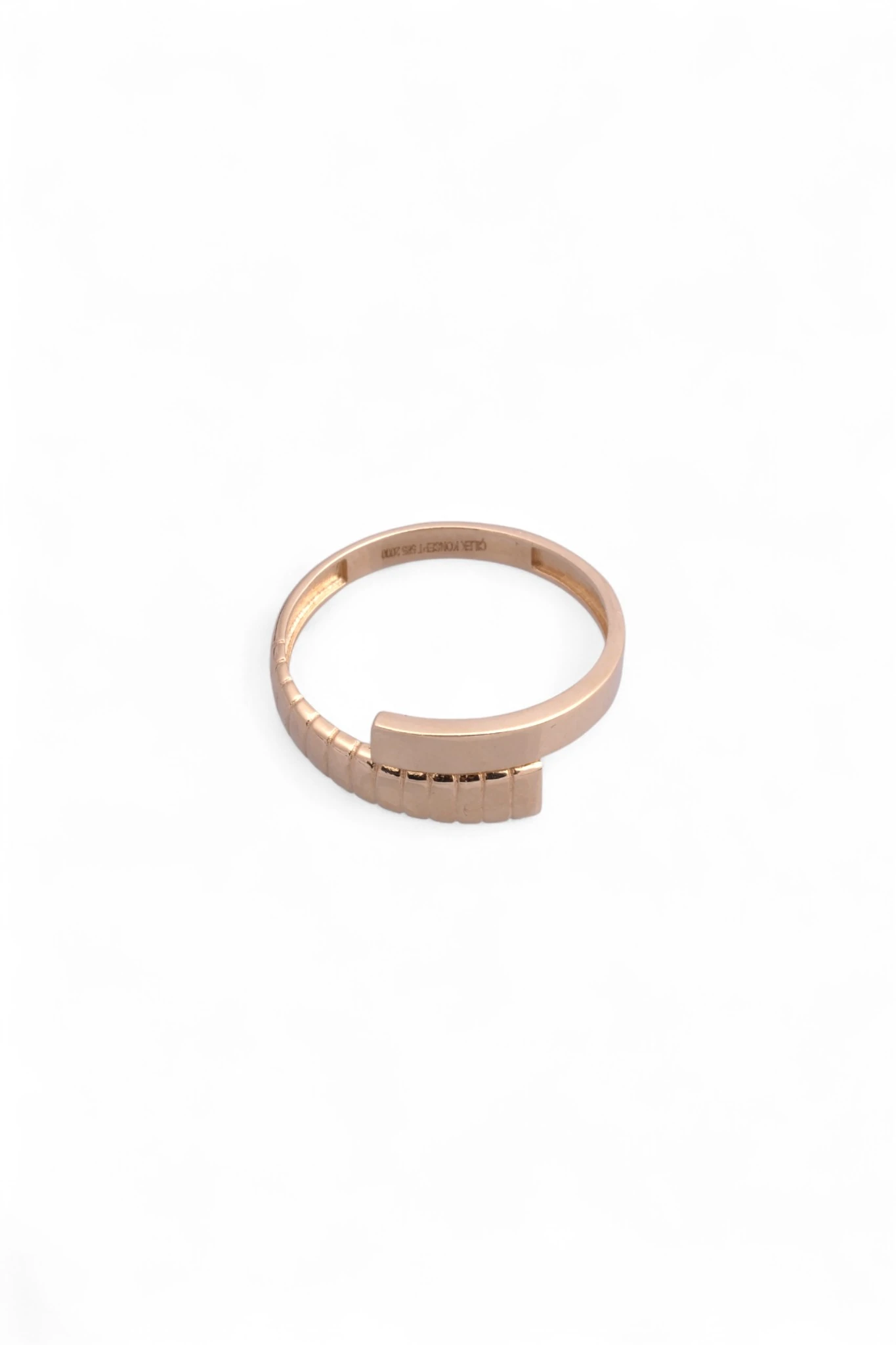 Modern Zarafet: Çilek Konsept 14 Ayar Rose Altın Minimalist Sarmal Yüzük 15 Ölçü 1,64 GR Ürün Kodu: YZ08643