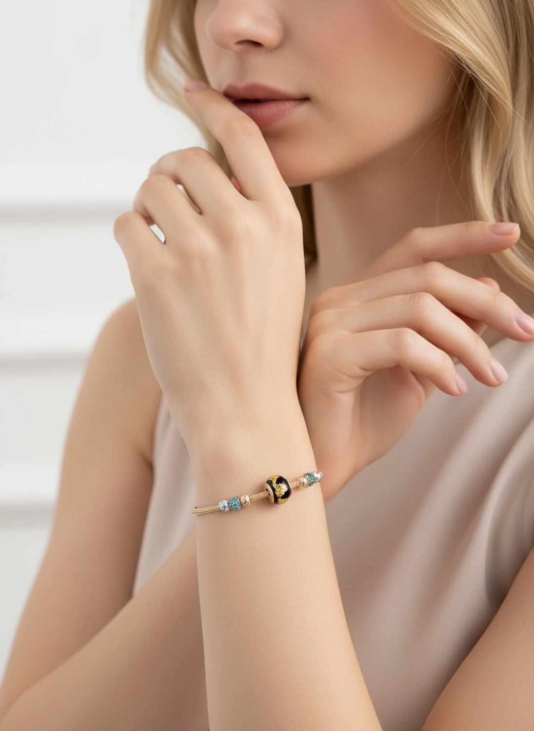 Asil Zarafet: 14 Ayar Altın Altın Varaklı Siyah Cam Charm'lı Pandora Stil Bileklik 19-22 CM Ayarlı 5,23 GR Ürün Kodu: KNY6203