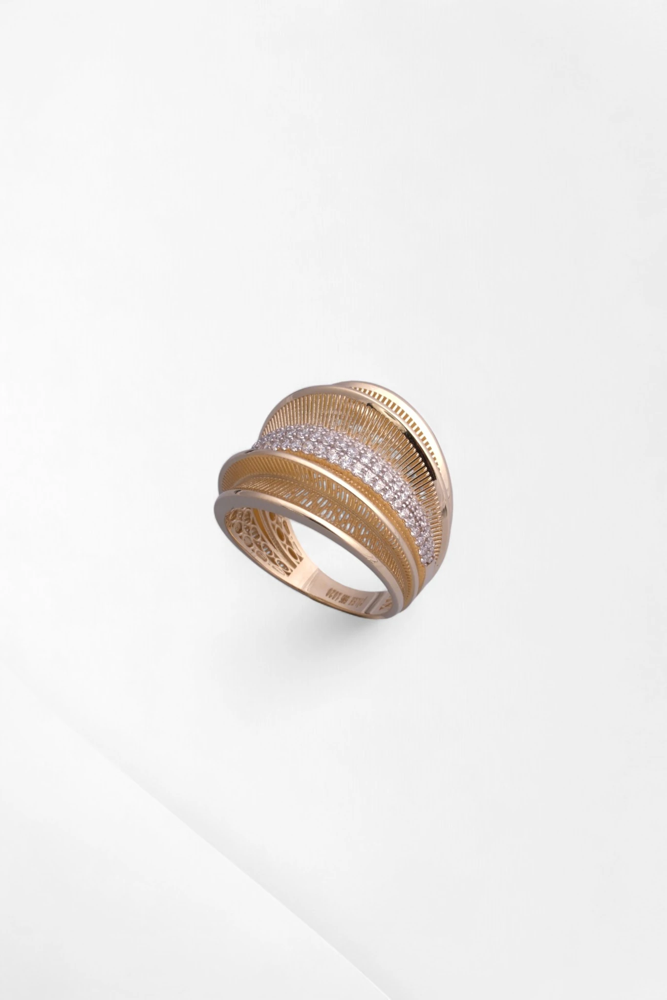 İhtişamlı Duruş: Çilek Konsept 14 Ayar Altın Geniş Taşlı Tasarım Yüzük 16 Ölçü 5,69 GR Ürün Kodu: YZ08636