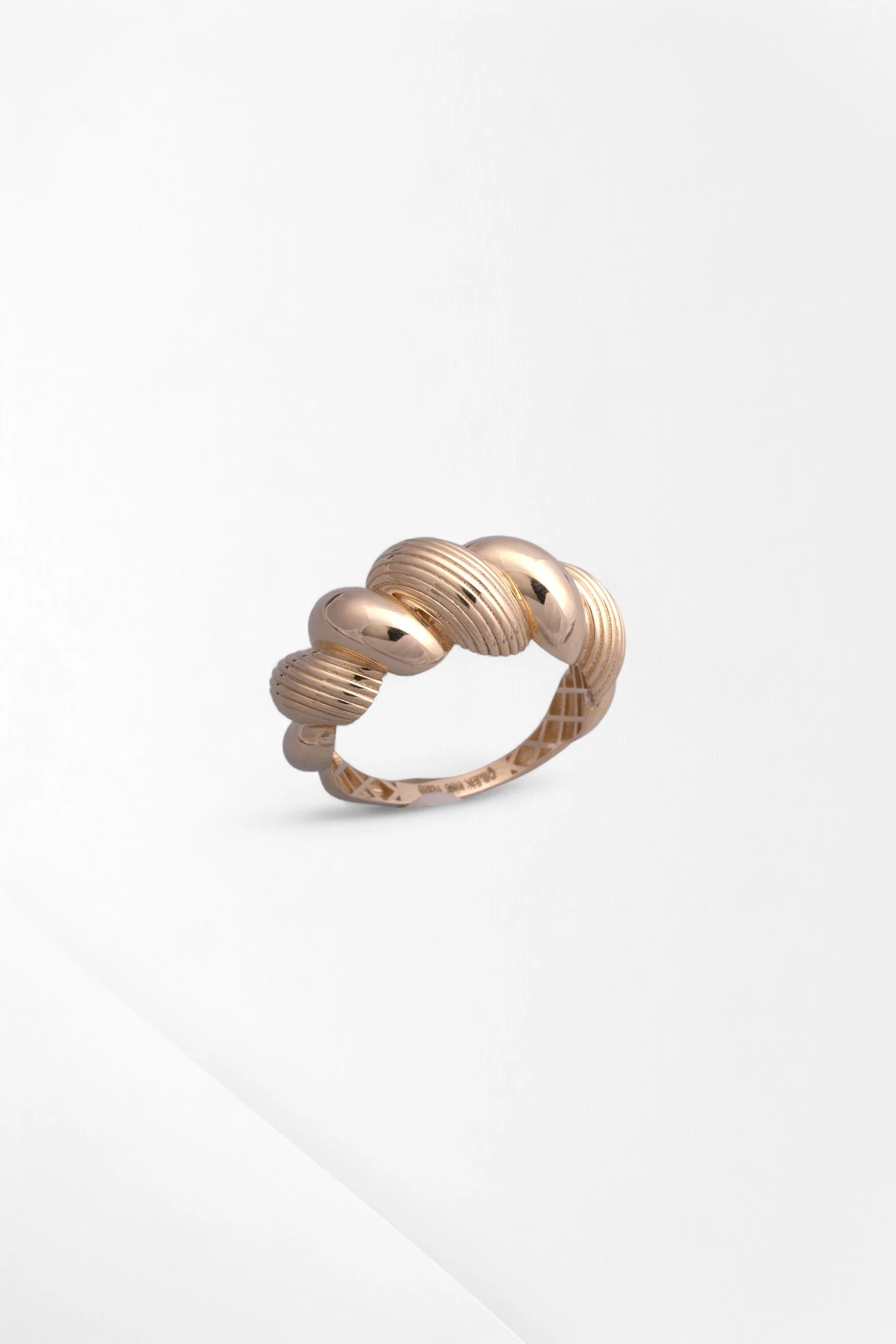 Modern İhtişam: Çilek Konsept 14 Ayar Altın Hacimli Kruvasan (Burgu) Yüzük 17 Ölçü 2,84 GR Ürün Kodu: YZ08641