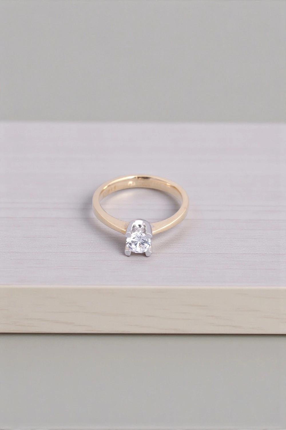 Zamansız Zarafet: 14 Ayar Çift Renkli Tektaş Yüzük 3,27 GR Ürün Kodu: YZ03595