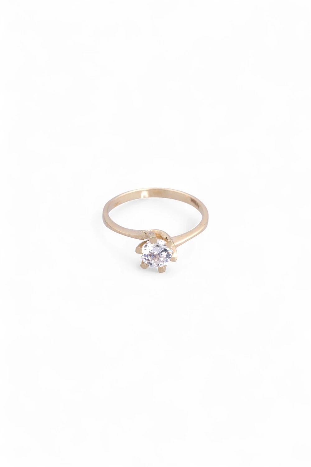 Aşkın Klasik Simgesi: 14 Ayar Altı Tırnaklı Zirkon Tektaş Yüzük 2,46 GR