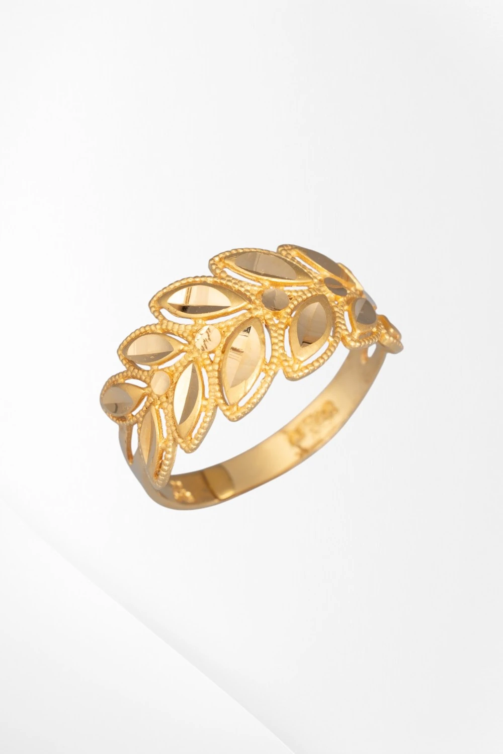 22 Ayar Altın Yaprak Motifli Zarif Yüzük 3,87 GR Ürün Kodu: YZ07441