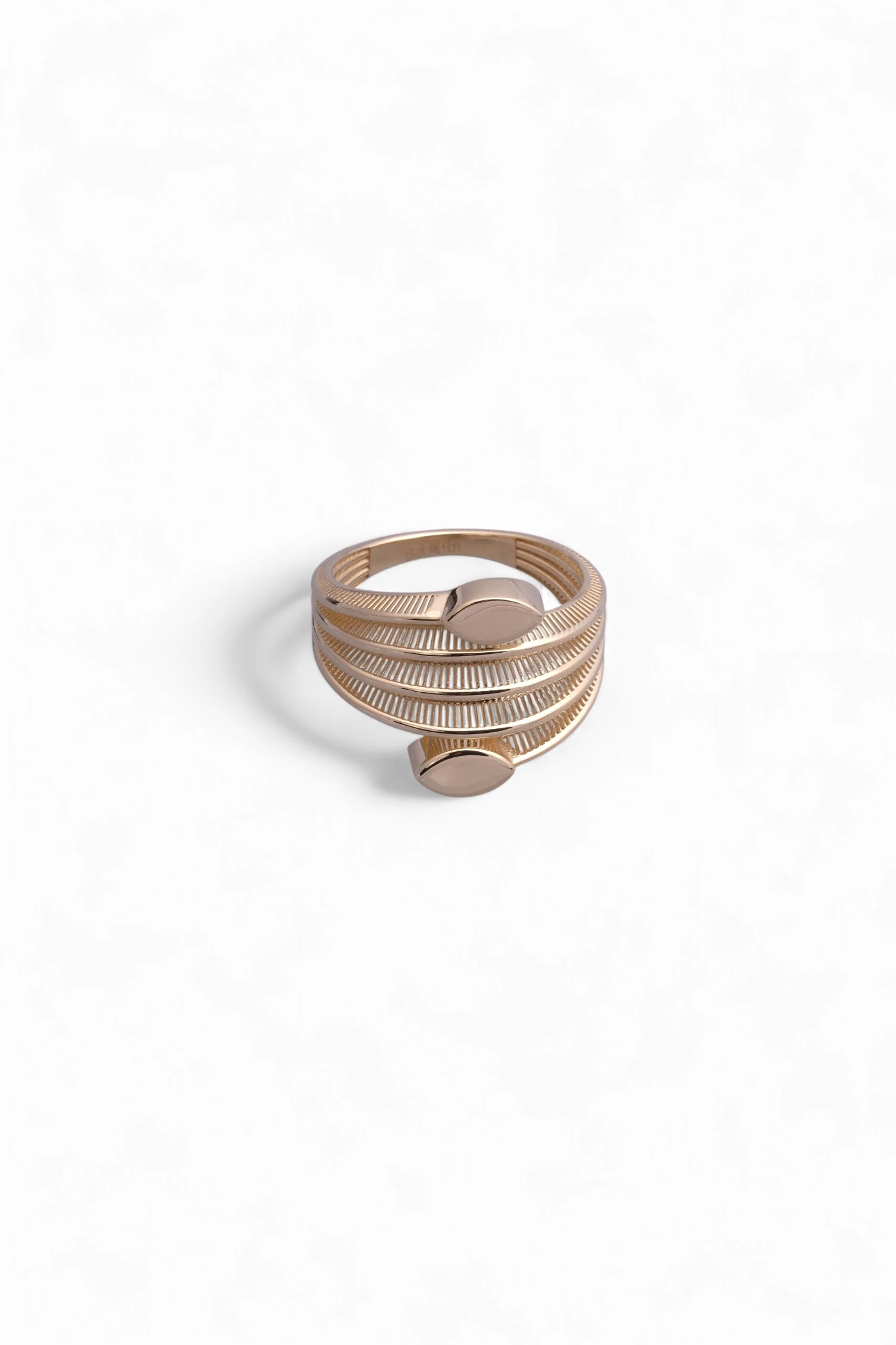 Zıt Dokuların Zarafeti: Çilek Konsept 14 Ayar Altın Modern Sarmal Yüzük 17 Ölçü 3,08 GR Ürün Kodu: YZ08635