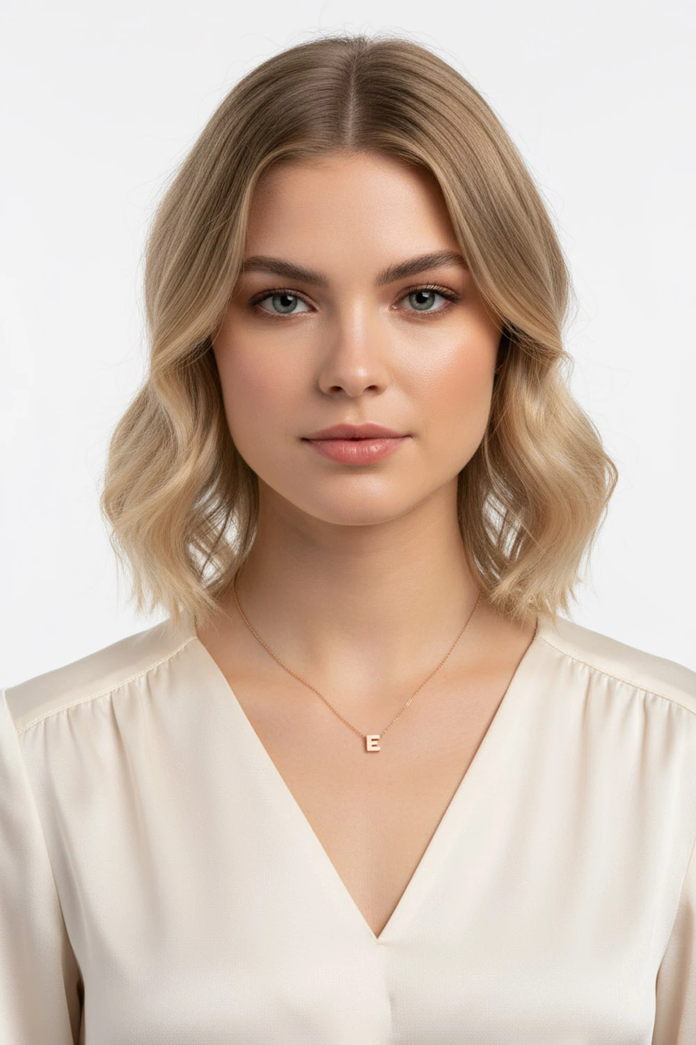 14 Ayar Altın E Harf Kolye: İsminizin Baş Harfiyle Gelen Modern Zarafet 1,69 GR Ürün Kodu: KLY5479