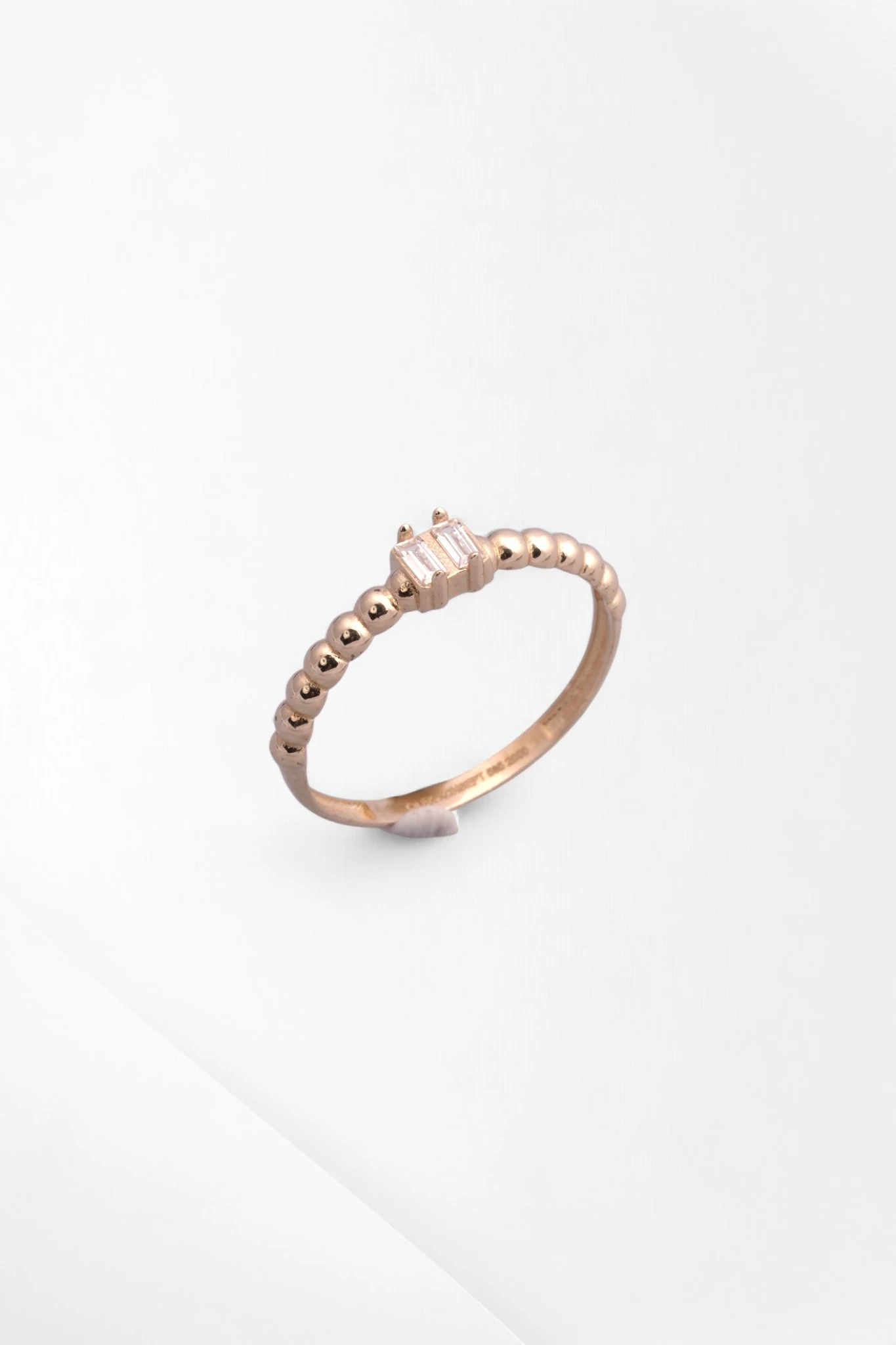 Modern Işıltı: Çilek Konsept 14 Ayar Rose Altın Baget Taşlı Dorika Yüzük 15 Ölçü 1,04 GR Ürün Kodu: YZ08646