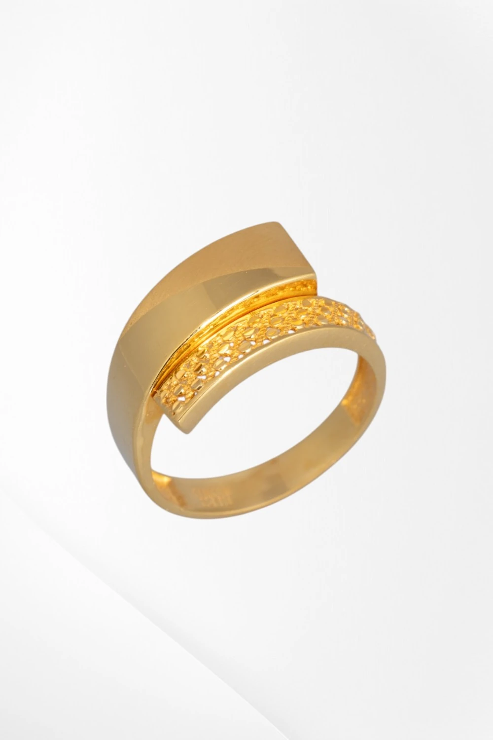 22 Ayar Altın Asimetrik Kesim Şık Tasarım Yüzük 4,41 GR Ürün Kodu: YZ07399