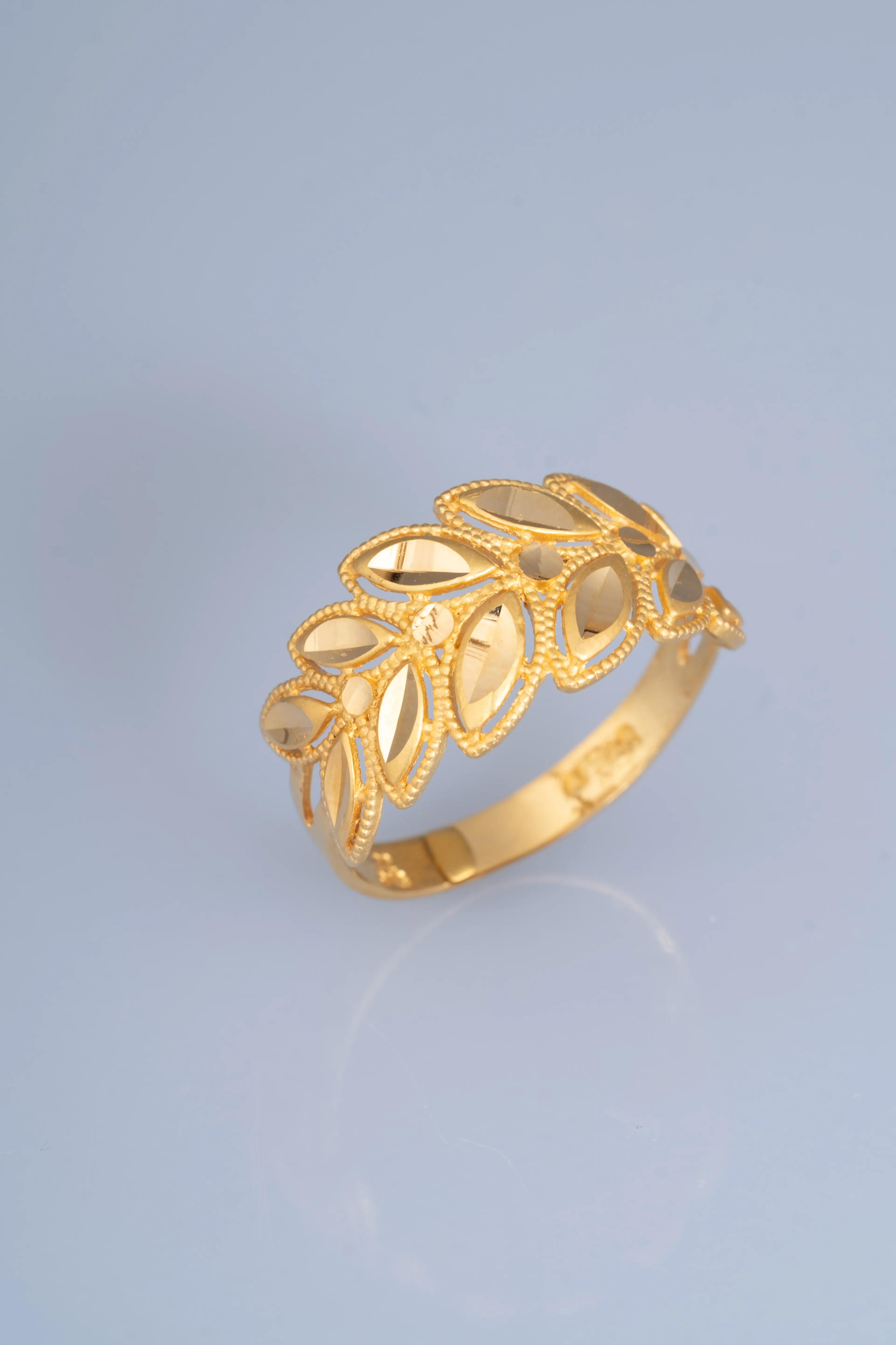 22 Ayar Altın Yaprak Motifli Zarif Yüzük 3,87 GR Ürün Kodu: YZ07441