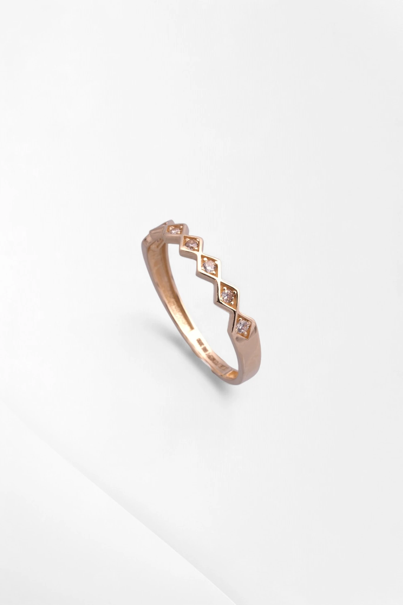 Geometrik Zarafet: Çilek Konsept 14 Ayar Rose Altın Taşlı Minimalist Yüzük 15 Ölçü 1,19 GR Ürün Kodu: YZ08647