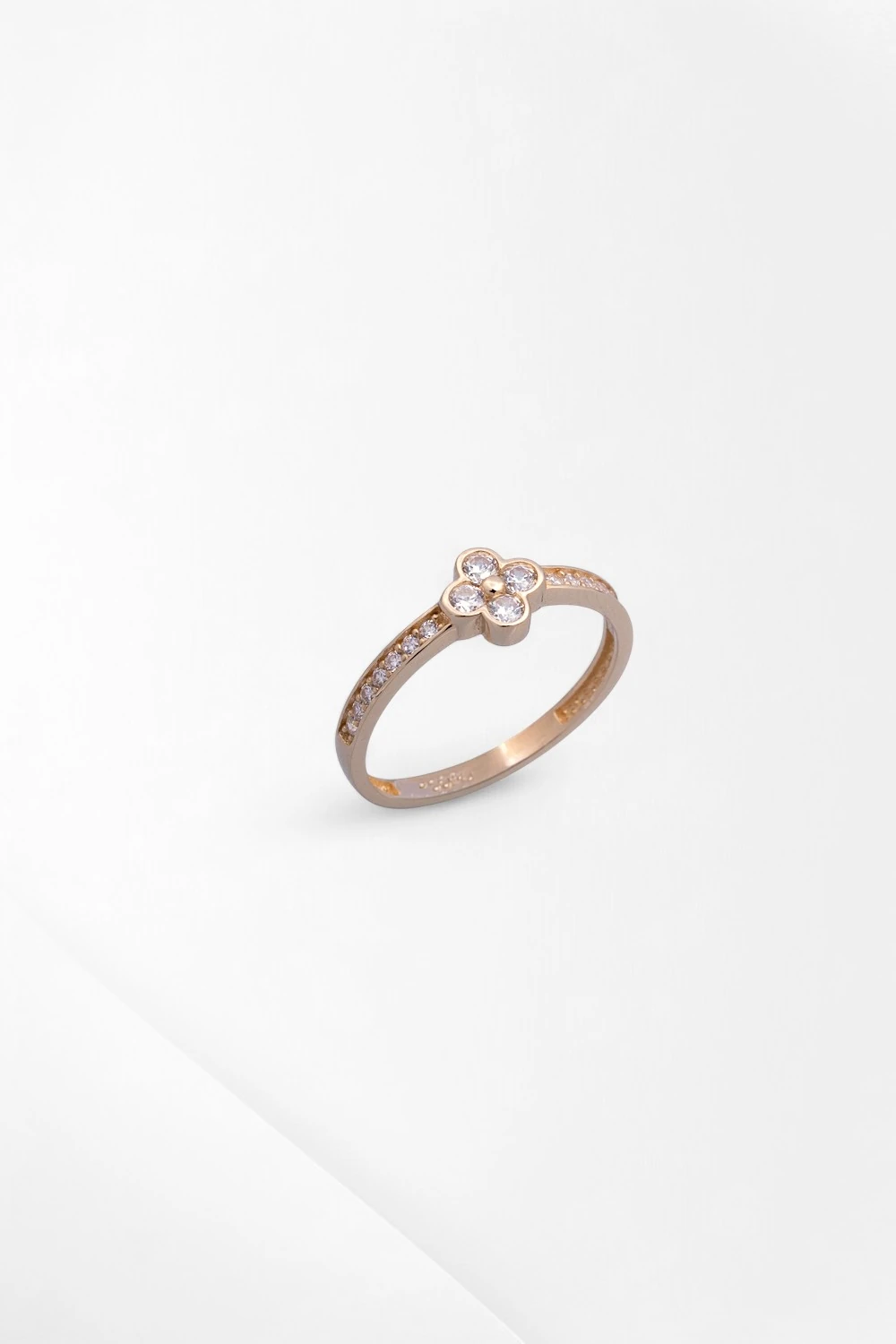 14 Ayar Altın Taşlı Dört Yapraklı Yonca Yüzük: Şansın Işıltısını Parmağınızda Taşıyın 4,61 GR Ürün Kodu: YZ08621