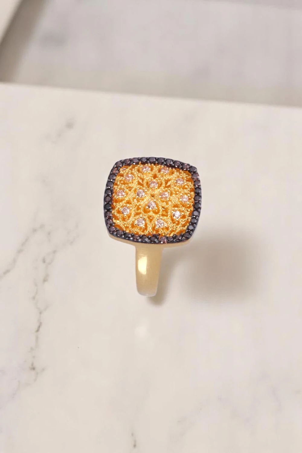 Çilek Konsept İmzalı: 14 Ayar Altın Sarı Işıltılı ve Siyah Taş Çerçeveli Kare Tasarım Yüzük 3,15 GR Ürün Kodu: YZ08277