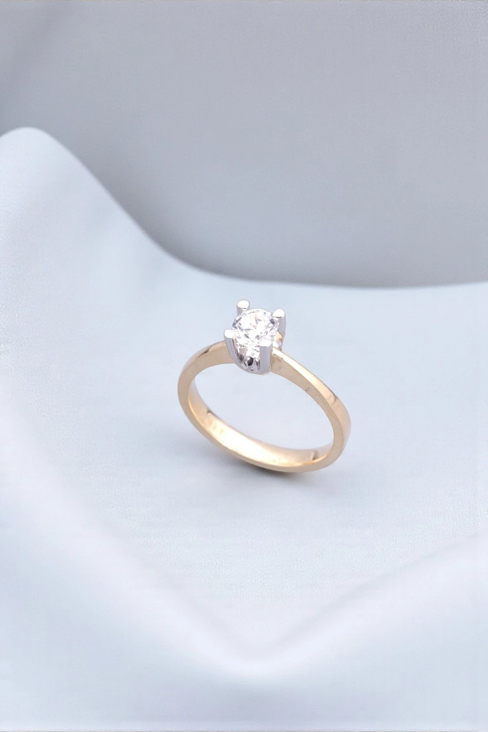 Zamansız Zarafet: 14 Ayar Çift Renkli Tektaş Yüzük 3,27 GR Ürün Kodu: YZ03595