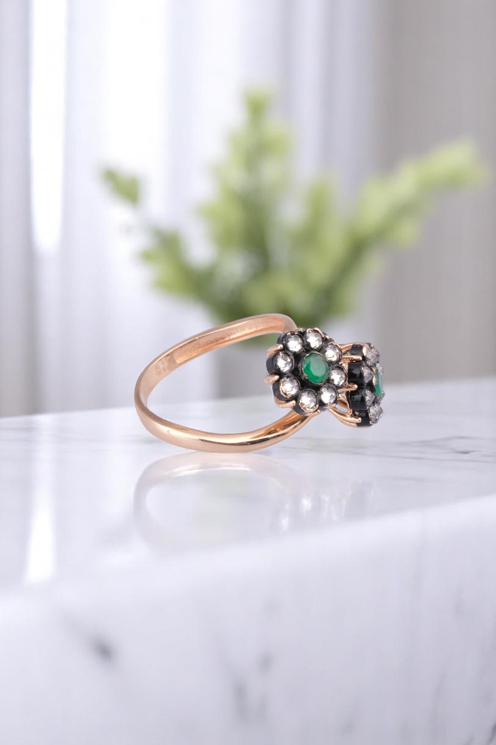 Favori'den Doğanın Zarafeti: 14 Ayar Rose Altın Yeşil Taşlı Çifte Çiçek Yüzük 4,15 GR Ürün Kodu: YZ05906