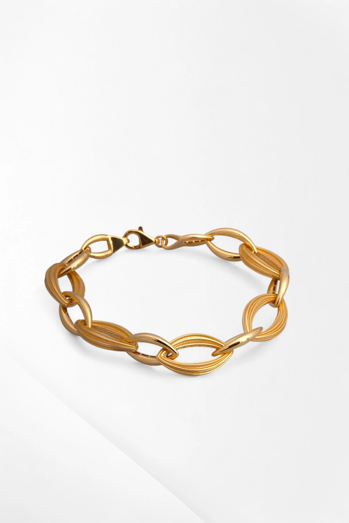 Gösterişli ve Modern: Çilek Konsept 14 Ayar Altın Hallow Tasarım Zincir Bileklik 19 CM 9,45 GR Ürün Kodu: KNY6207