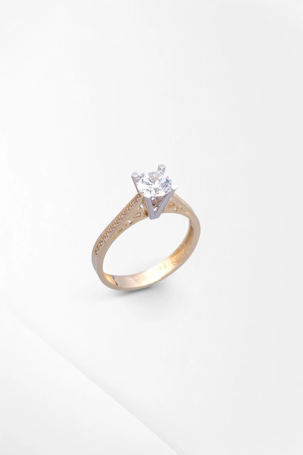 İşlemeli Zarafet: 14 Ayar Sıra Taşlı Çift Renkli Tektaş Yüzük 2,37 GR Ürün Kodu: YZ04180