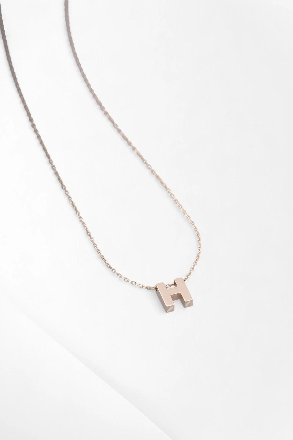 14 Ayar Altın H Harf Kolye: İsminizin Baş Harfiyle Gelen Modern Zarafet 1,62 GR Ürün Kodu: KLY5475