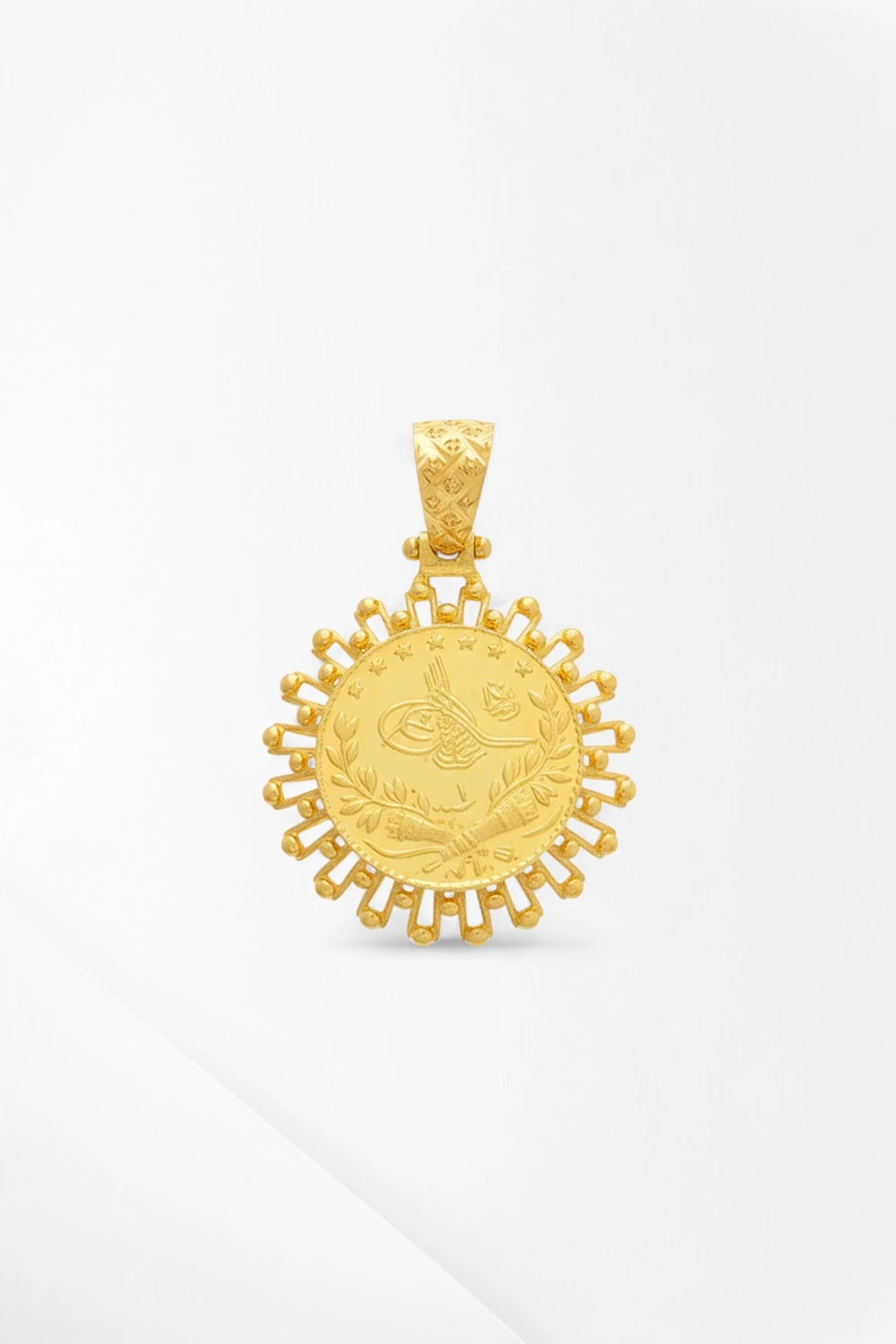 Geleneksel Zarafet: 22 Ayar Altın Çerçeveli Tuğralı Kolye Ucu 4,95 gr Ürün Kodu: KLY4949