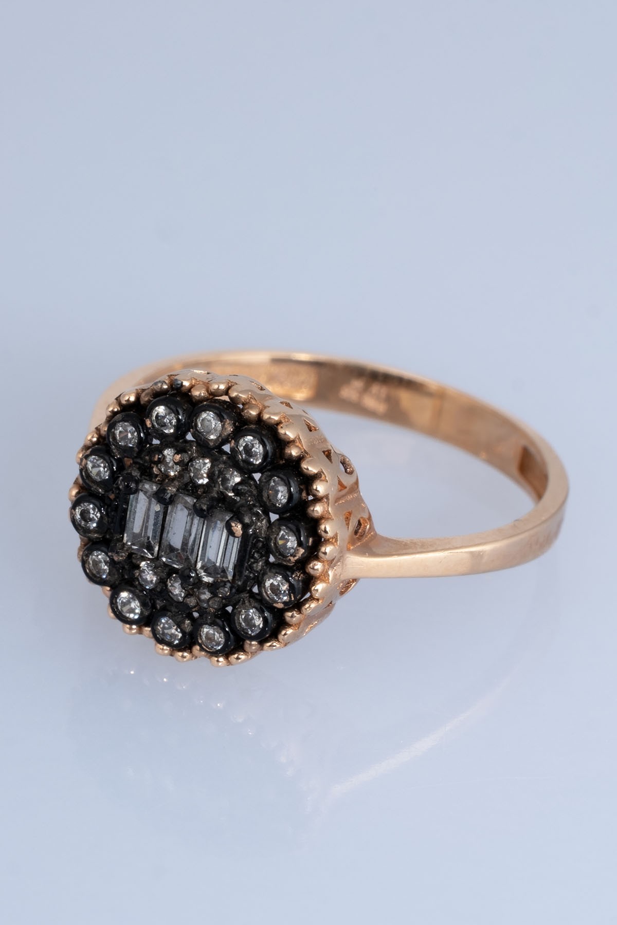 Vintage Şıklık: 14 Ayar Altın Oval Taşlı Yüzük 2,42 GR Ürün Kodu: YZ05901
