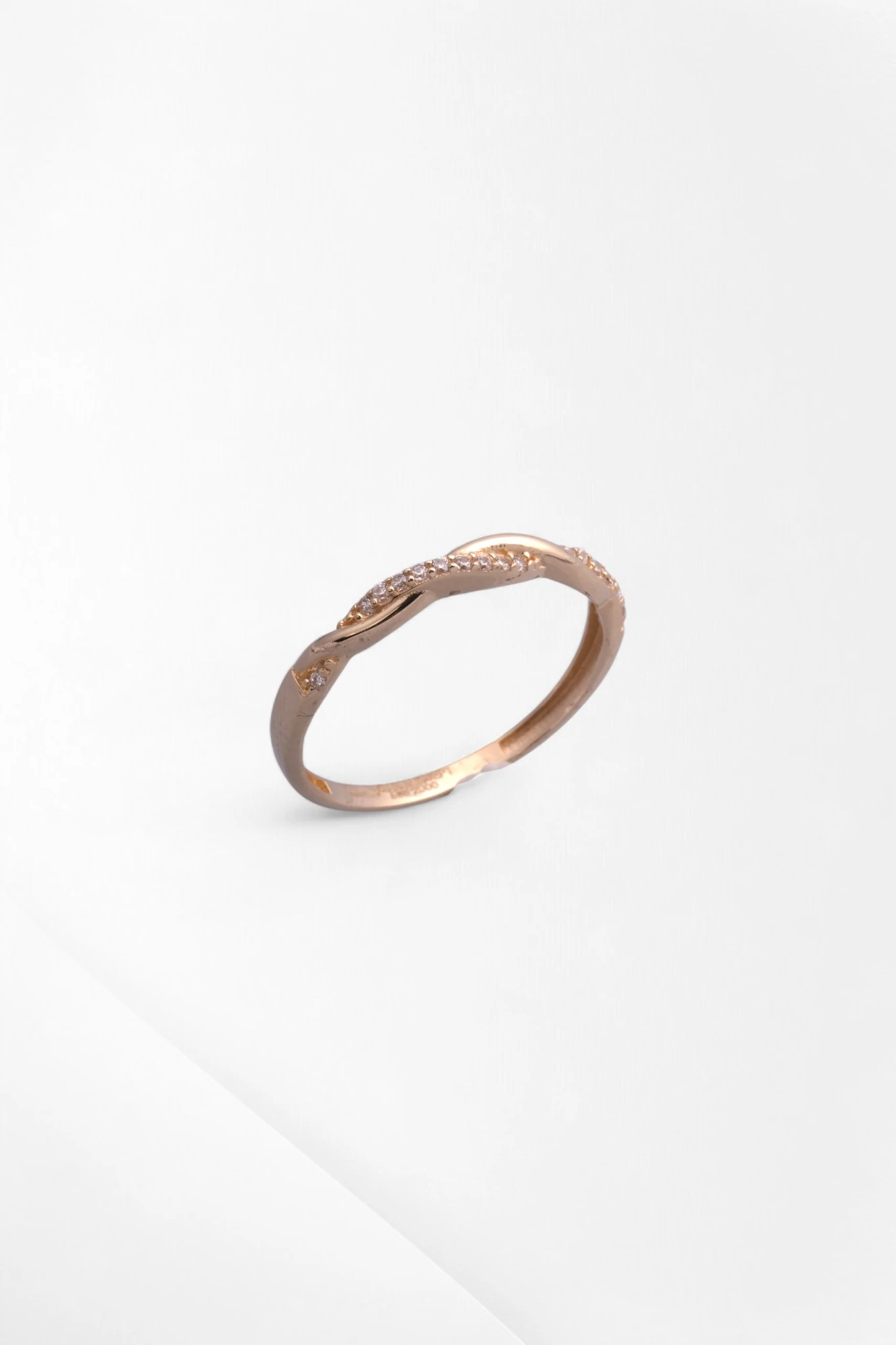 Işıltılı Sarmal Zarafet: Çilek Konsept 14 Ayar Rose Altın Taşlı Burgu Yüzük 15 Ölçü 1,12 GR Ürün Kodu: YZ08650