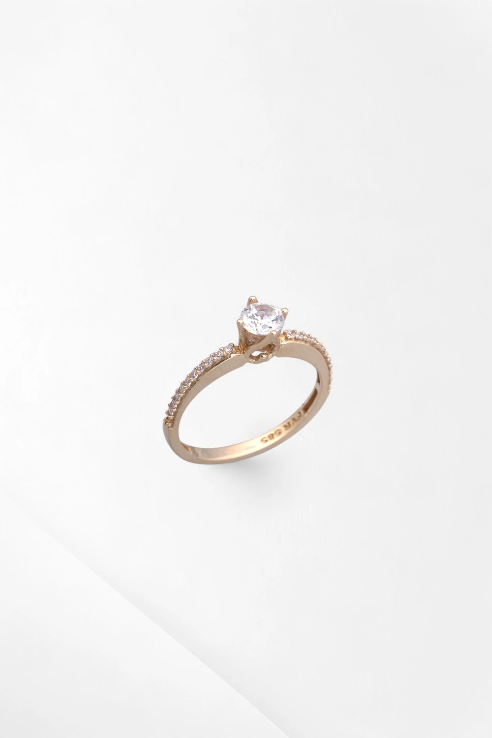 Aşkın Zarif Simgesi: 14 Ayar Altın Sıra Taşlı Zirkon Tektaş Yüzük 1,93 GR Ürün Kodu: YZ00505