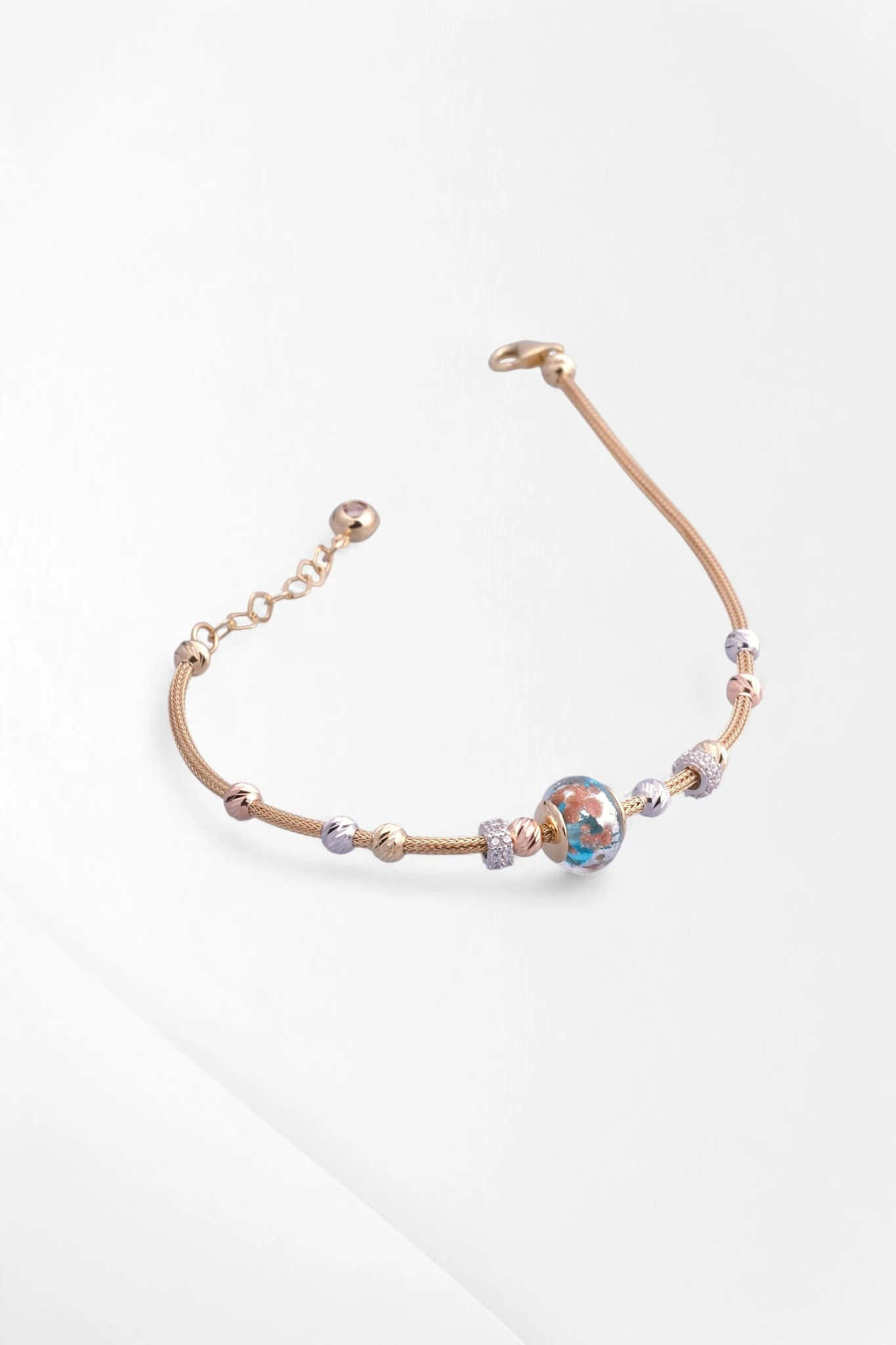 Sanatsal Işıltı: 14 Ayar Altın Renkli Cam Charm ve Dorika Toplu Pandora Stil Bileklik 18-20CM Ayarlı 5,88 GR Ürün Kodu: KNY6201