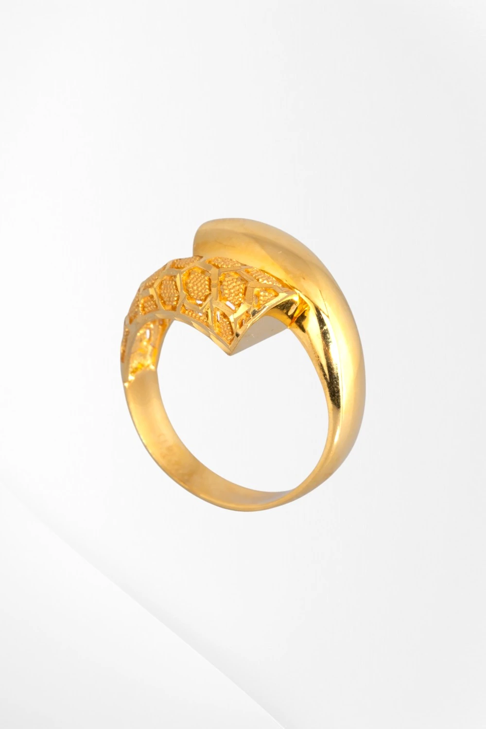 22 Ayar Altın Modern Asimetrik Tasarım Yüzük 6,02 GR Ürün Kodu: YZ07256