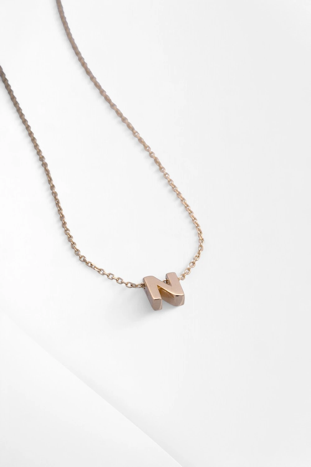 14 Ayar Altın N Harf Kolye: Modern ve Tok Duruşlu Kişisel İmza 2,48 GR Ürün Kodu: KLY5468