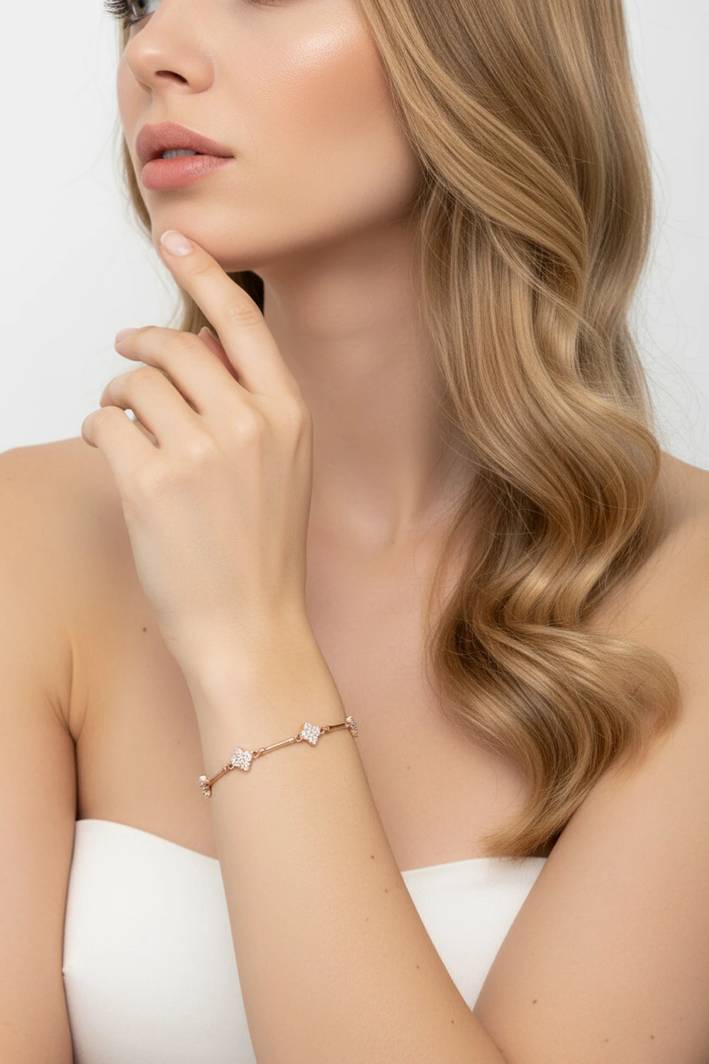 14 Ayar Rose Altın Taşlı Dört Yapraklı Yonca Bileklik: Şansın Işıltılı İmzası 4,39 GR Ürün Kodu: KNY6183