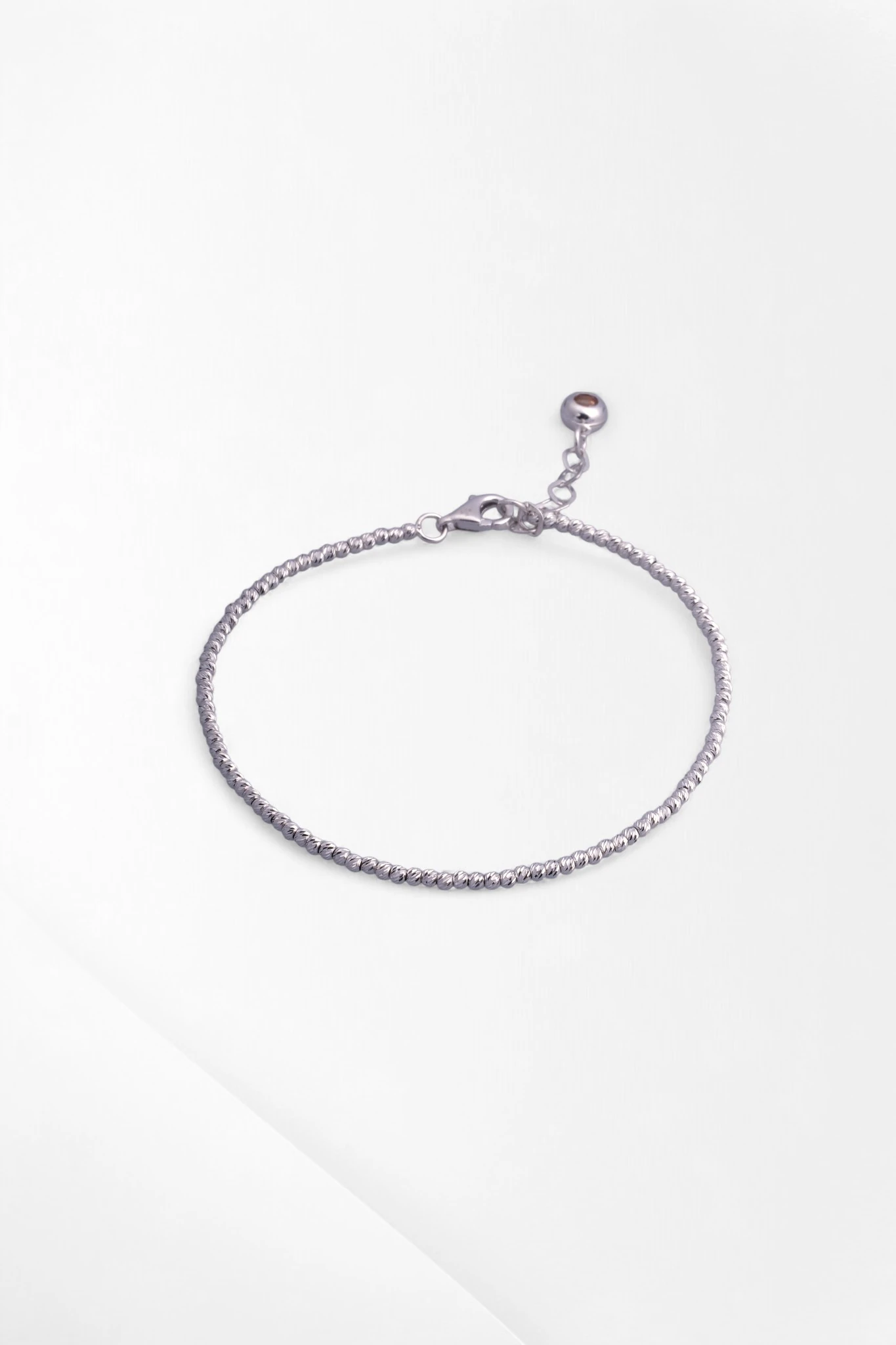 Saf Zarafet: 14 Ayar Beyaz Altın Minimalist Dorika Toplu Bileklik 18-21CM Ayarlı 3,93 GR Ürün Kodu: KNY6197