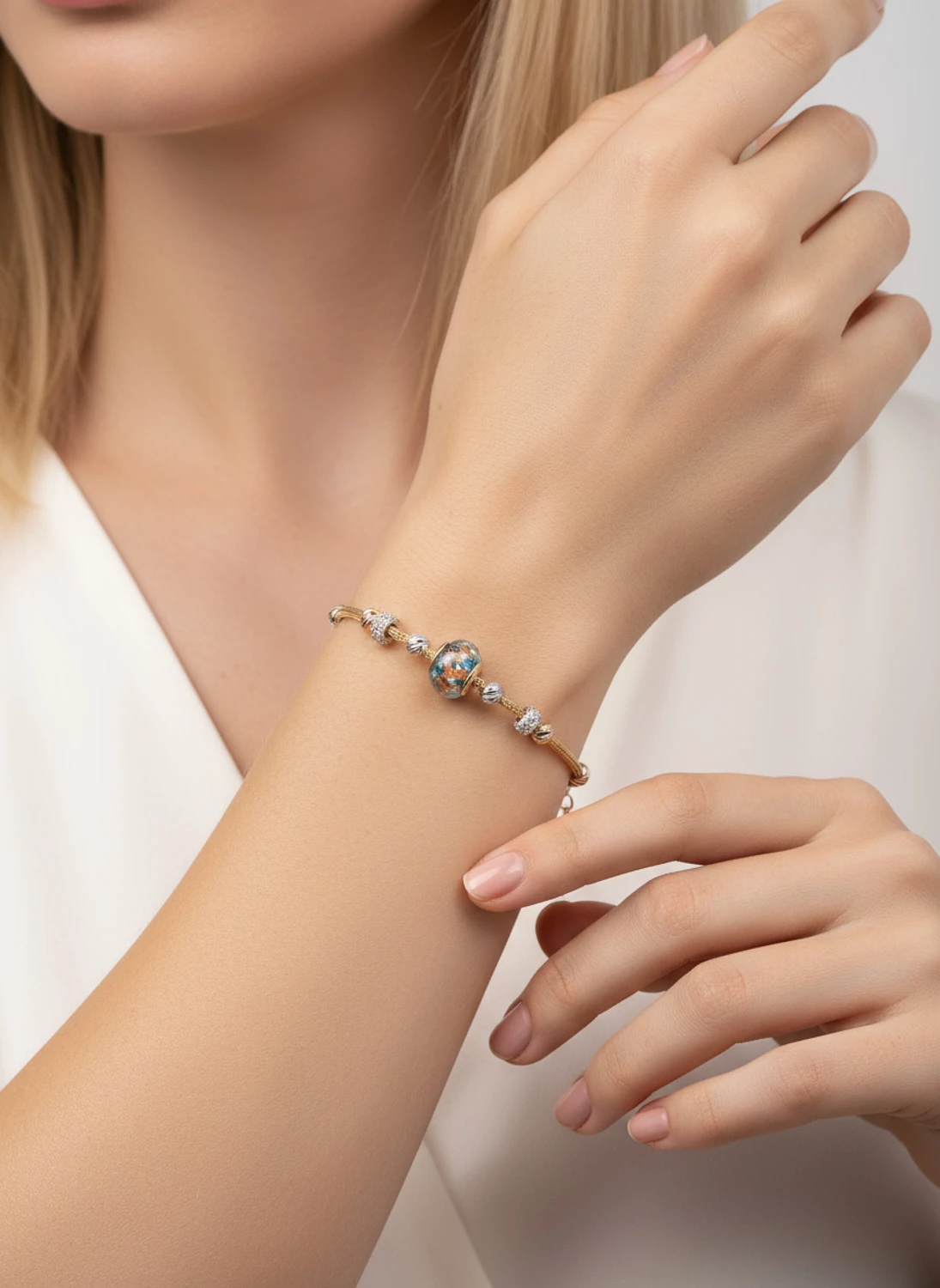 Sanatsal Işıltı: 14 Ayar Altın Renkli Cam Charm ve Dorika Toplu Pandora Stil Bileklik 18-20CM Ayarlı 5,88 GR Ürün Kodu: KNY6201