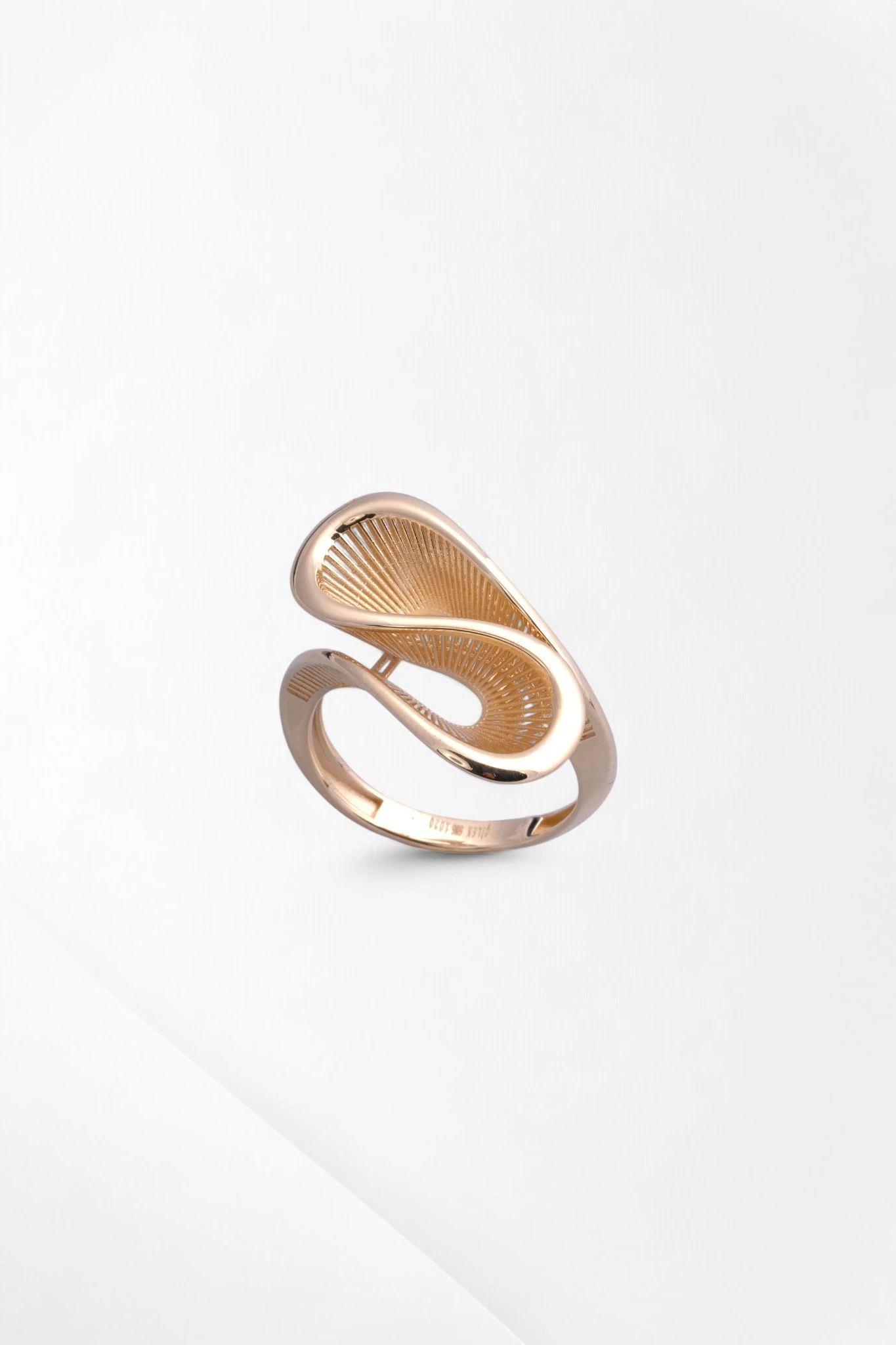 Mimariden İlham Alan Tasarım: Çilek Konsept 14 Ayar Altın Gösterişli Yüzük 17 Ölçü 2,98 GR Ürün Kodu: YZ08634