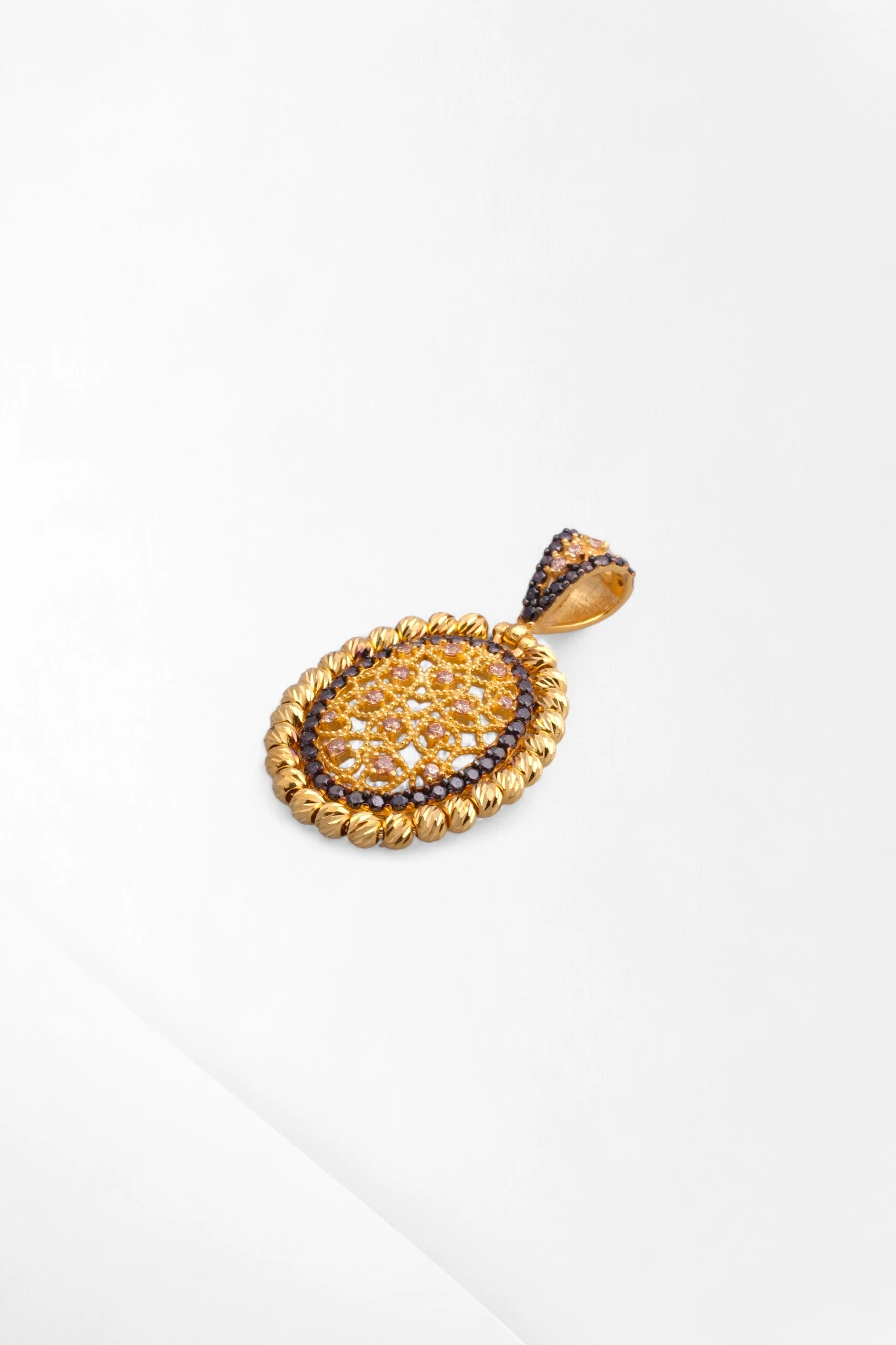 Gösterişli ve Otantik: 14 Ayar Altın Dorika Çerçeveli Taşlı Kolye Ucu 14x20MM 3,18 GR Ürün Kodu: KLY5489