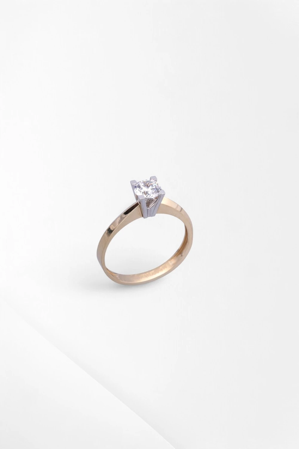 Sade Zarafet: 14 Ayar Çift Renkli Klasik Tektaş Yüzük 1,84 GR Ürün Kodu: YZ04997