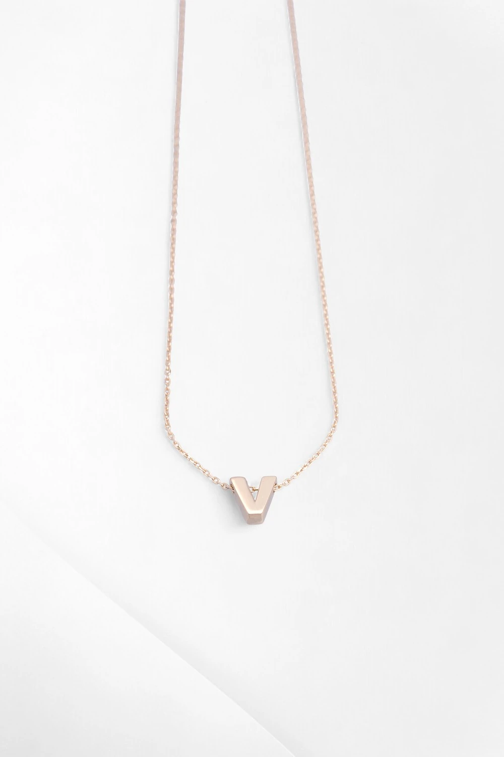 14 Ayar Altın V Harf Kolye: Minimalist Zarafetin Kişisel Simgesi 2,48 GR Ürün Kodu: KLY5469