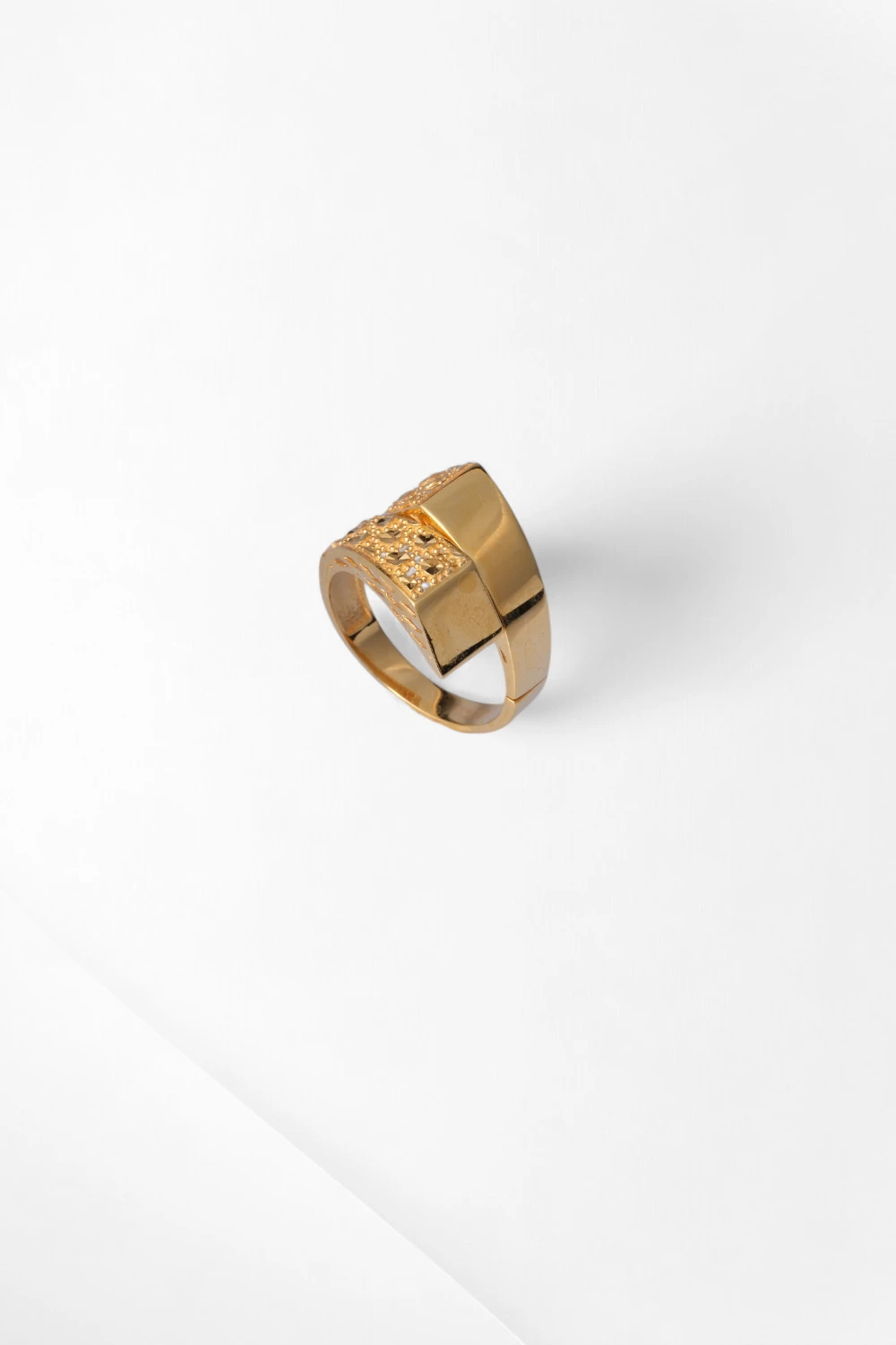 Mimari Bloklar: 22 Ayar Işıltılı ve Modern Tasarım Yüzük 6,16 GR Ürün Kodu: YZ07572