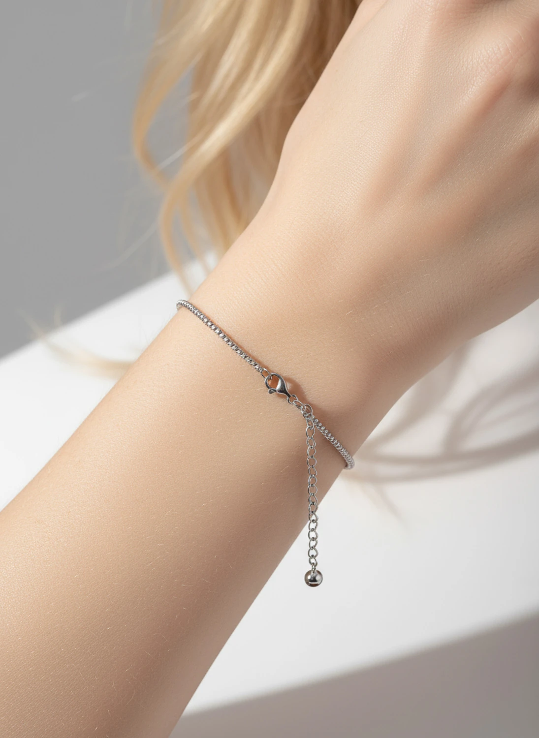 Saf Zarafet: 14 Ayar Beyaz Altın Minimalist Dorika Toplu Bileklik 18-21CM Ayarlı 3,93 GR Ürün Kodu: KNY6197