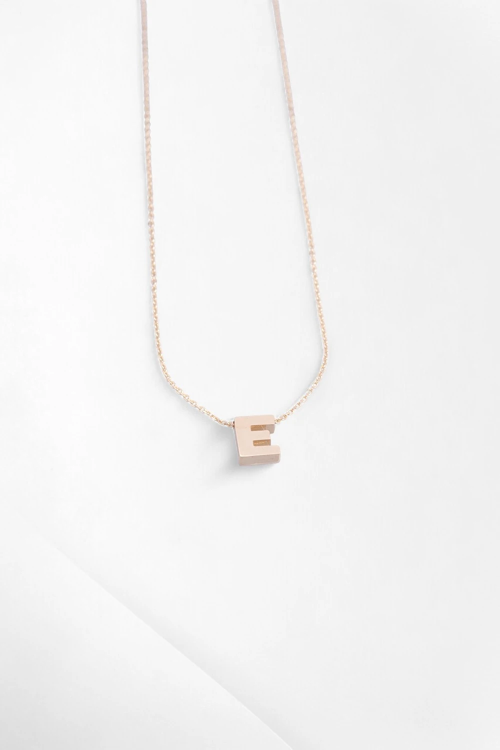 14 Ayar Altın E Harf Kolye: İsminizin Baş Harfiyle Gelen Modern Zarafet 1,69 GR Ürün Kodu: KLY5479